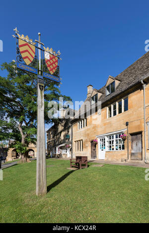 Chipping Campden town segno e cotswold cottage in pietra lungo la High Street, Chipping Campden, Cotswolds, Gloucestershire, England, Regno Unito Foto Stock