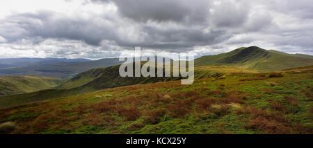 Dark nuvole temporalesche su northern fells Foto Stock