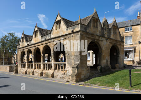 Mercato coperto costruito nel 1627 da Sir Battista Hicks lungo la High Street, Chipping Campden, Cotswolds, Gloucestershire, England, Regno Unito, Europa Foto Stock