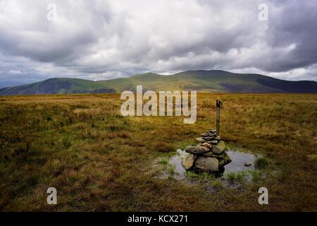 Nuvole scure su skiddaw ridge Foto Stock