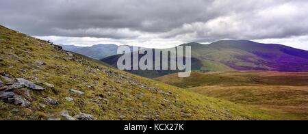 Nuvole scure su skiddaw ridge Foto Stock