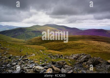 Nuvole scure su skiddaw ridge Foto Stock