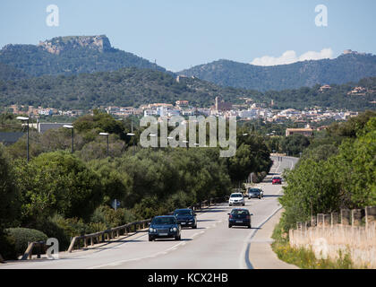 Auto in movimento su strada, città in background, Santanyi, Maiorca, isole Baleari, Spagna. Foto Stock