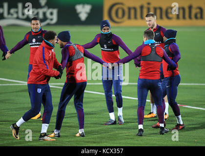 Da sinistra a destra, Jake Livermore in Inghilterra, Kyle Walker, Ryan Bertrand, Marcus Rashford, Harry Winks, Eric Dier e Jermain Defoe durante la sessione di allenamento allo stadio LFF di Vilnius. Foto Stock