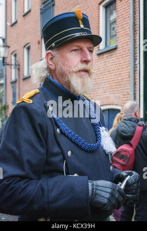 Deventer, Paesi Bassi - 18 dicembre 2016: poliziotto uno dei personaggi di famosi libri di Dickens durante il festival Dickens a deventer in Foto Stock