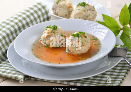 Deliziosa bavarese gnocco di pancetta zuppa Foto Stock