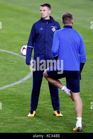 Jonny Evans dell'Irlanda del Nord (a sinistra) e Gareth McAuley durante la sessione di allenamento allo stadio Ullevaal di Oslo. Foto Stock