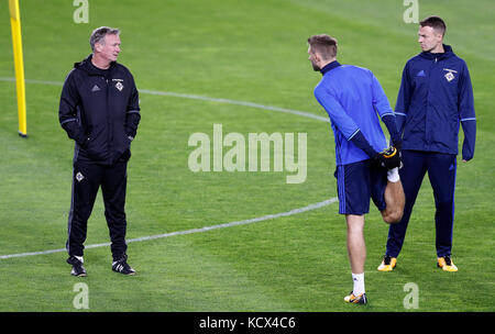 Jonny Evans (a destra) dell'Irlanda del Nord e Gareth McAuley parlano con il manager Michael o'Neill (a sinistra) durante la sessione di allenamento allo stadio Ullevaal di Oslo. Foto Stock