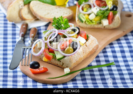 Delizioso paese greco Insalata con formaggio feta su pane Foto Stock