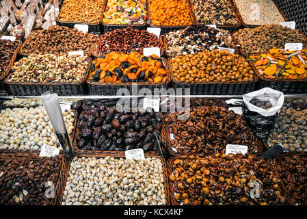 Frutta secca e noci deli display di stallo al mercato la Boqueria A BARCELLONA SPAGNA Foto Stock