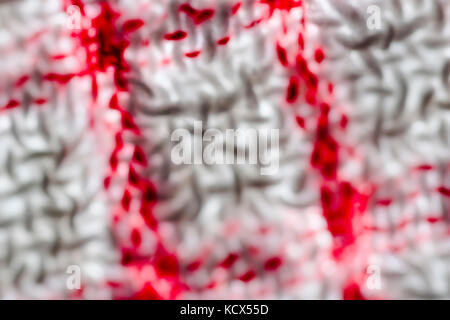 Macro shot rammolliti, sfocati, ravvicinato dei fili di ordito e trama di un teacloth rosso e bianco. Astratto rosso Foto Stock