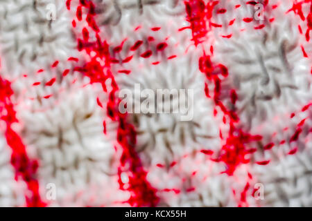 Macro shot rammolliti, sfocati, ravvicinato dei fili di ordito e trama di un teacloth rosso e bianco. Astratto rosso. Foto Stock