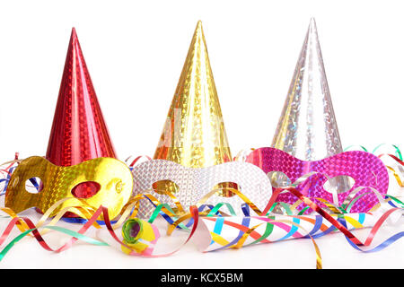 Cono in tre parti Cappelli, Streamers e maschere di carnevale su sfondo bianco Foto Stock