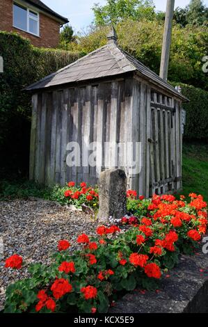 Lock up, orzo, Hertfordshire, in piedi sul lato della strada principale che attraversa il villaggio. Esso risale al xvii secolo. Foto Stock