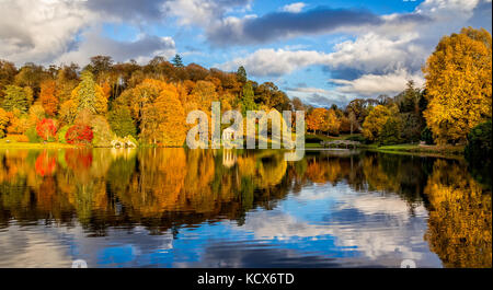 Scena autunnale del lago Stourhead fotografata in ottobre nel Wiltshire, Inghilterra Foto Stock