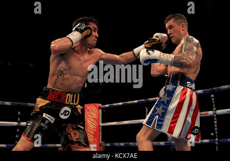 Anthony Crolla (a sinistra) in azione contro Ricky Burns durante il loro concorso di pesi leggeri alla Manchester Arena. Foto Stock