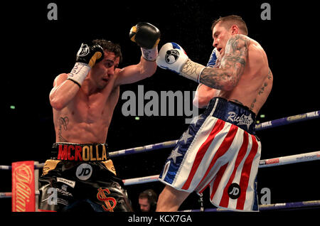 Anthony Crolla (a sinistra) in azione contro Ricky Burns durante il loro concorso di pesi leggeri alla Manchester Arena. Foto Stock