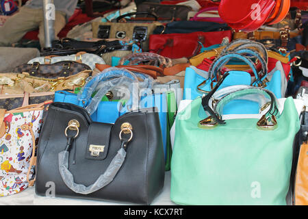 Roma, Italia - 29 giugno 2014: grande pila di colorate borsette contraffatte di famosi marchi di moda venduti sul mercato delle pulci di Porta Portese in roma, Italia - giu Foto Stock