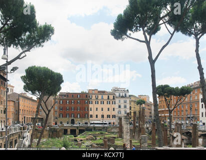 Roma, Italia - 30 giugno 2014: antiche rovine dell impero romano coloseo vicino a roma, Italia - 30 giugno; popolare attrazione turistica sito con colonne romane i Foto Stock