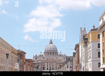 Vaticano, Italia - 30 giugno 2014: street avvicinando st. Piazza di San Pietro in Vaticano, Italia - 30 giugno; basilica di san pietro vista dall'autobus turistico sul w Foto Stock