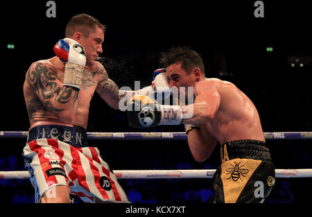 Anthony Crolla (a destra) in azione contro Ricky Burns durante il loro concorso di pesi leggeri alla Manchester Arena. Foto Stock