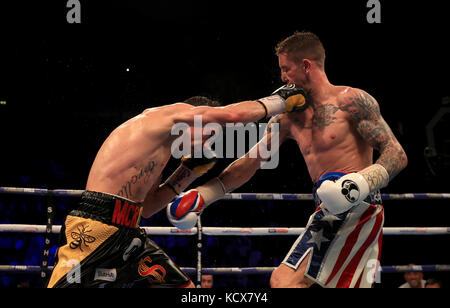 Anthony Crolla (a sinistra) in azione contro Ricky Burns durante il loro concorso di pesi leggeri alla Manchester Arena. Foto Stock