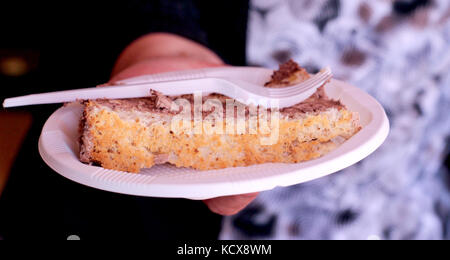 Foto di pezzi di torta ona una piastra monouso Foto Stock