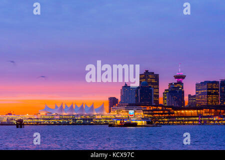 Skyline del centro all'alba, di Coal Harbour, Vancouver, British Columbia, Canada. Foto Stock