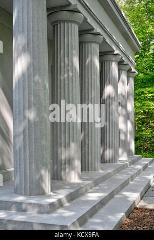 Romano o di ispirazione greca colonne che decorano la parte anteriore di un edificio in un parco Foto Stock