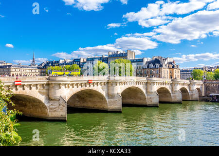 Pont Neuf è il ponte più antico della Senna di Parigi, Francia. Questa sezione si unisce alla riva sinistra con la Île de la Cité. Foto Stock