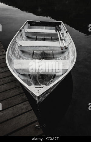 Un primo piano di un piccolo canotto legata a un dock in legno vicino sagle, Idaho. Foto Stock