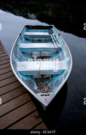 Un primo piano di un piccolo canotto legata a un dock in legno vicino sagle, Idaho. Foto Stock