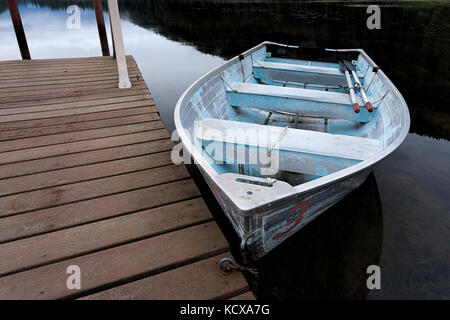 Un primo piano di un piccolo canotto legata a un dock in legno vicino sagle, Idaho. Foto Stock