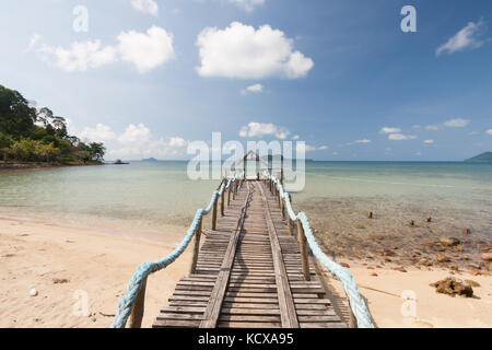 Ponte di legno in mare a Isola Chang,Thailandia Foto Stock