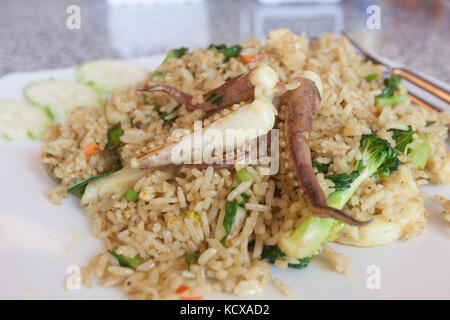 Riso fritto con calamari. Foto Stock