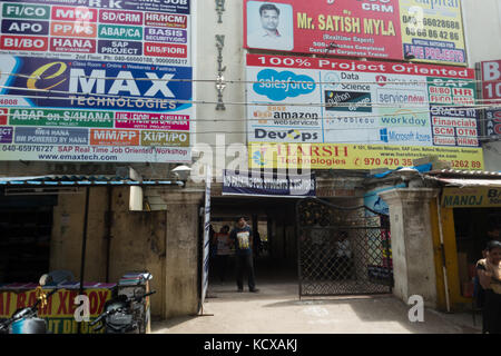 HYDERABAD, INDIA-07th ottobre,2017.una vista di Ameerpet street noto per il basso costo computer privato di programmazione degli istituti di coaching in Hyderabad, India Foto Stock