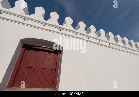 Muro bianco e legno porta del Grand Palace , Bangkok in Thailandia Foto Stock