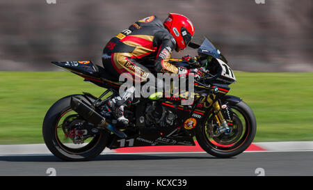 Michael Rutter racing presso il British Superbike (BSB) ad Oulton Park, England, Regno Unito Foto Stock