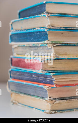 Alta pila di libri d'epoca sul tavolo Foto Stock