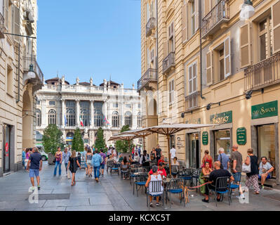 Cafè sul marciapiede in Via Giuseppe Garibaldi guardando in direzione di Piazza Castello, Torino, Piemonte, Italia Foto Stock