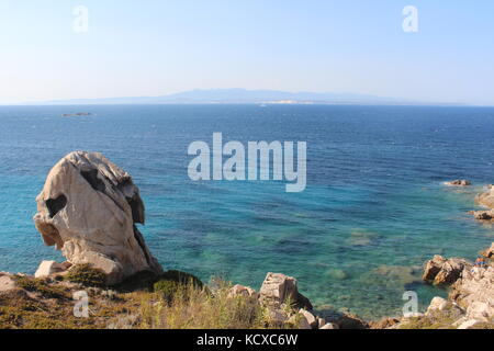 Punto falcone viewpoint a santa Teresa di Gallura. uomo in piedi in cima al rock. Foto Stock