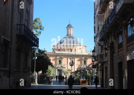 Una vista attraverso le strade di valencia, verso plaza de la virgen e l'Basílica de la Mare de Déu dels Desemparats. Foto Stock