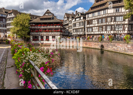 Case a graticcio e ristoranti lungo il canale / fiume nella 'Petite France' a Strasburgo Foto Stock