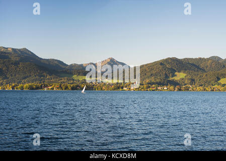 Yacht della vela sul lago Tegernsee davanti a Bad Wiessee nelle alpi bavaresi con il bosco d'autunno,Baviera,germania Foto Stock