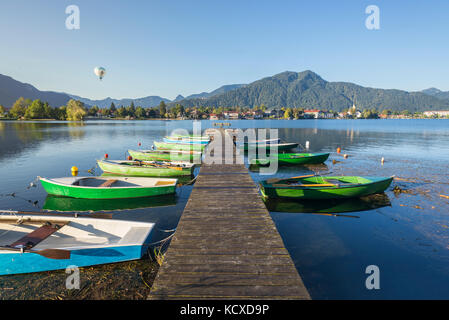 In mongolfiera sopra i driver a Rottach - Egern villaggio al lago di Lago Tegernsee nelle montagne bavaresi e al sole del mattino, Baviera, Germania Foto Stock