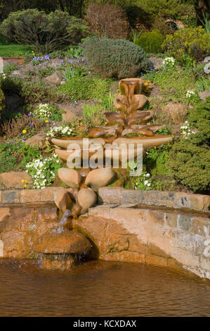 Forme di flusso alla vescica Piscis nei Giardini del Pozzo del Calice Glastonbury Foto Stock
