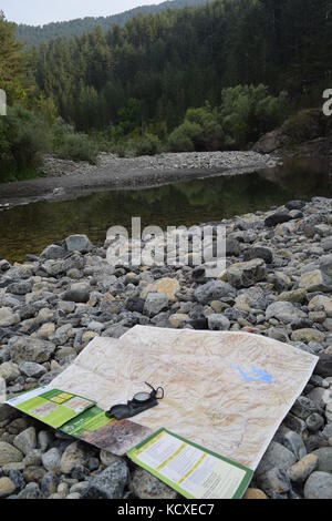 Fiume aoos e foresta vicino vovousa vilage, valia calda parco nazionale , Grecia Foto Stock