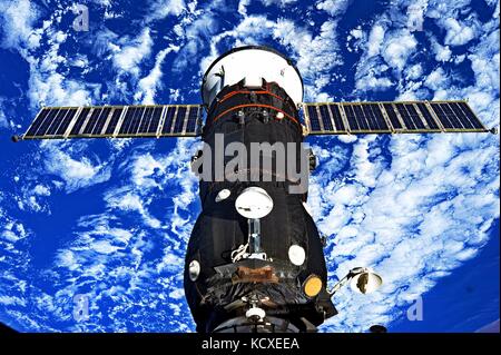 La nave da carico Progress russa attraccò alla stazione spaziale Internazionale con la Terra al di sotto del 25 luglio 2017 a Earth Orbit. Foto Stock