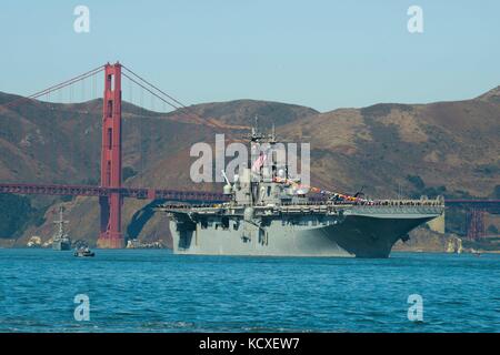 La Wasp-classe assalto anfibio nave USS Essex (LHD 2) Foto Stock