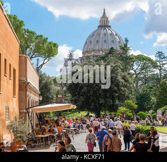 La cupola della Basilica di San Pietro dai giardini dei Musei Vaticani, Città del Vaticano, Roma, Italia Foto Stock